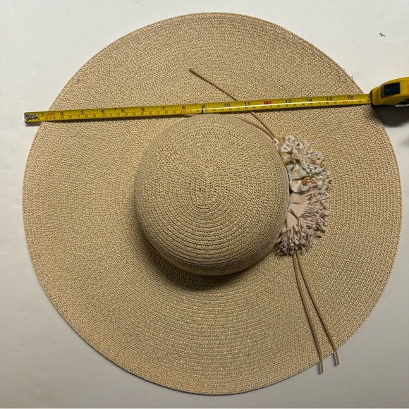 Elegant Tan and Cream Wide-Brimmed Hat with Floral Accent - Picture 3 of 7